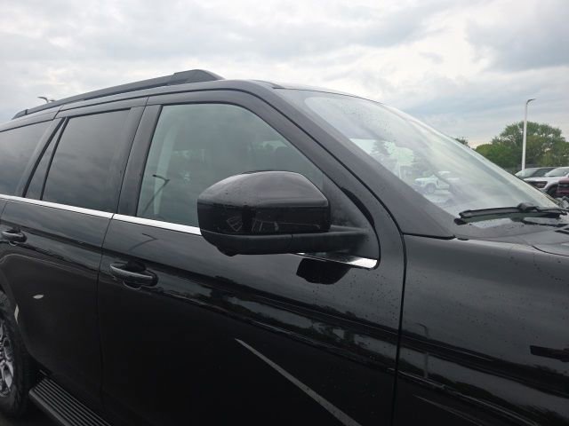 Used 2025 Ford Expedition Active AWD/4WD image 5