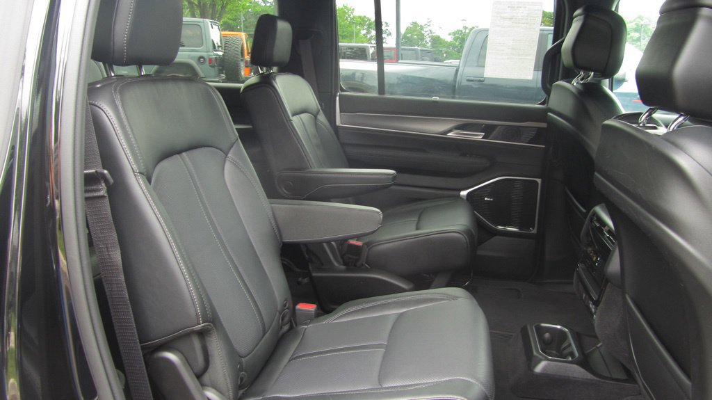 Used 2025 Jeep Wagoneer L Series III w/ Premium Group I AWD/4WD image 10