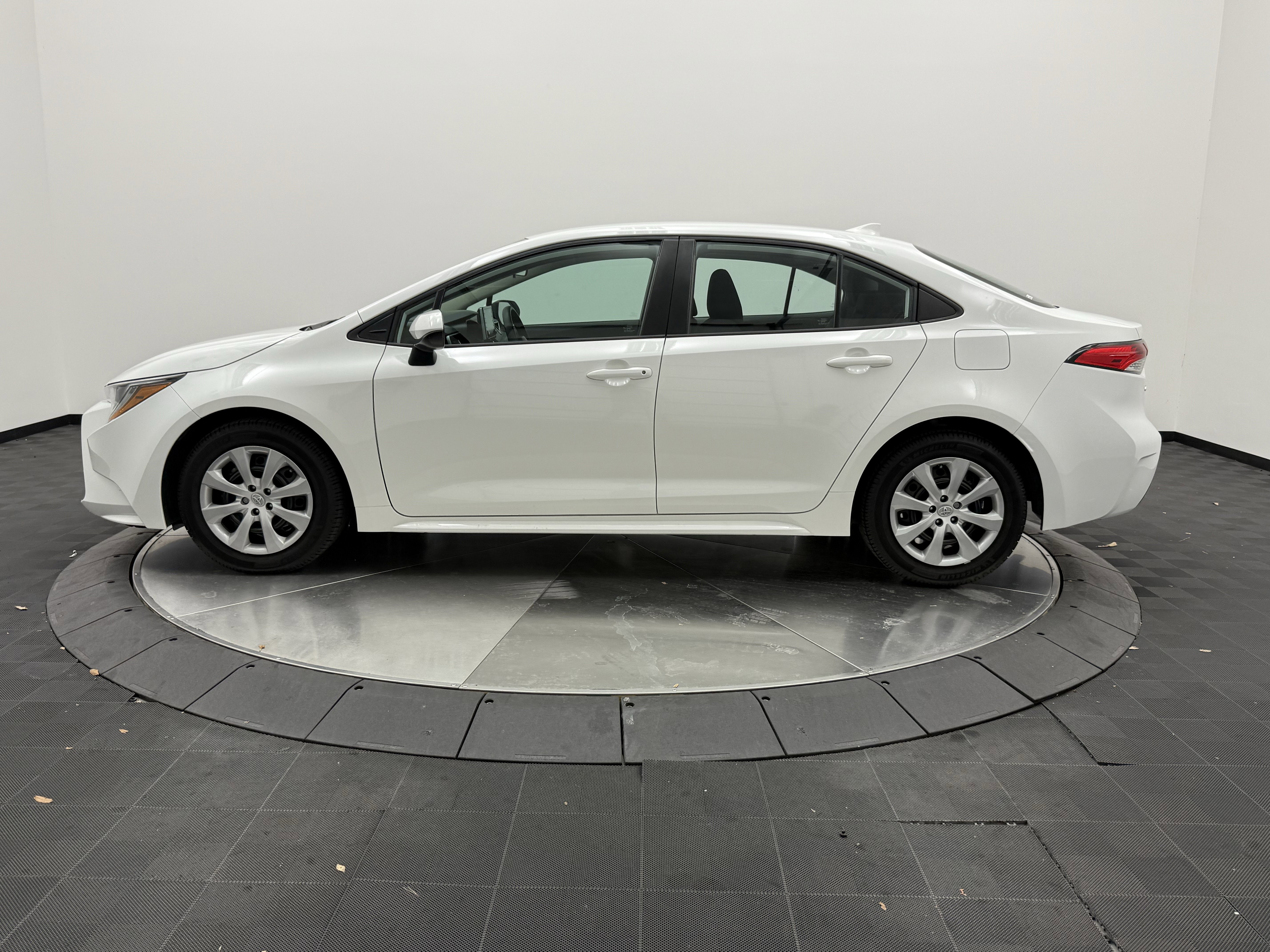 Used 2020 Toyota Corolla LE FWD image 4