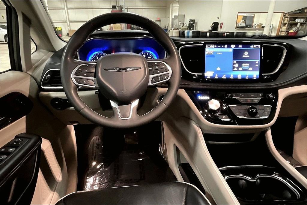 Used 2023 Chrysler Pacifica Limited image 5