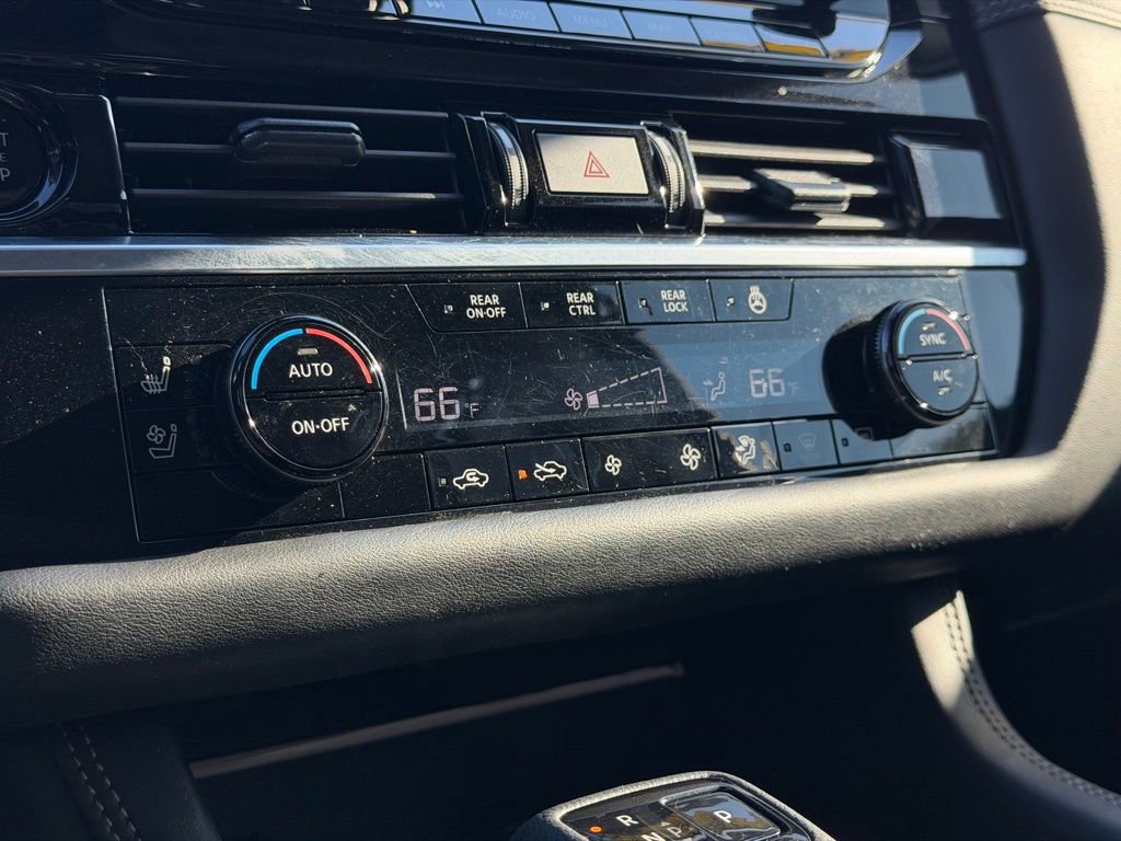 Used 2025 Nissan Pathfinder Platinum image 39