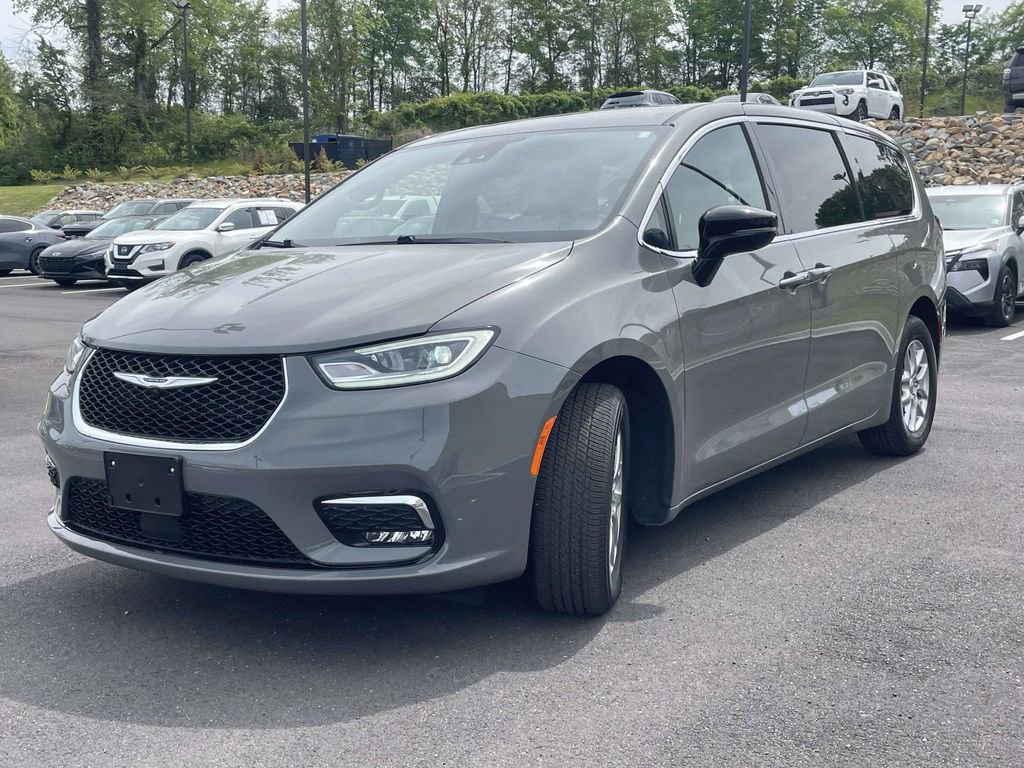 Used 2025 Chrysler Pacifica Select image 6