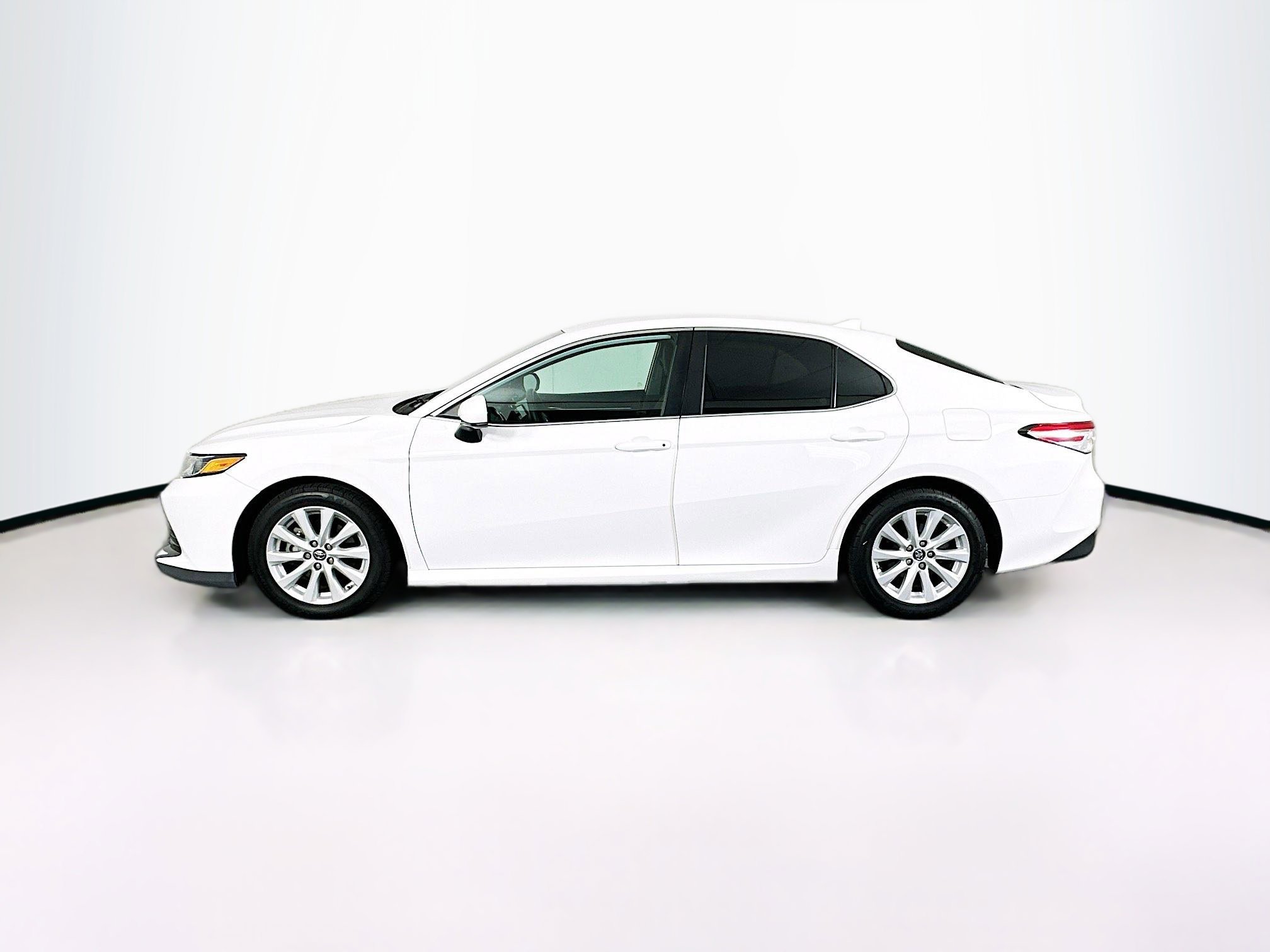 Used 2019 Toyota Camry LE image 4