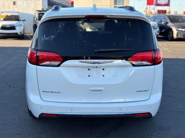 Used 2018 Chrysler Pacifica Limited FWD image 4