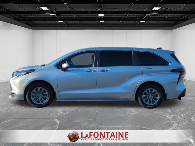 Used 2022 Toyota Sienna XLE AWD/4WD image 2