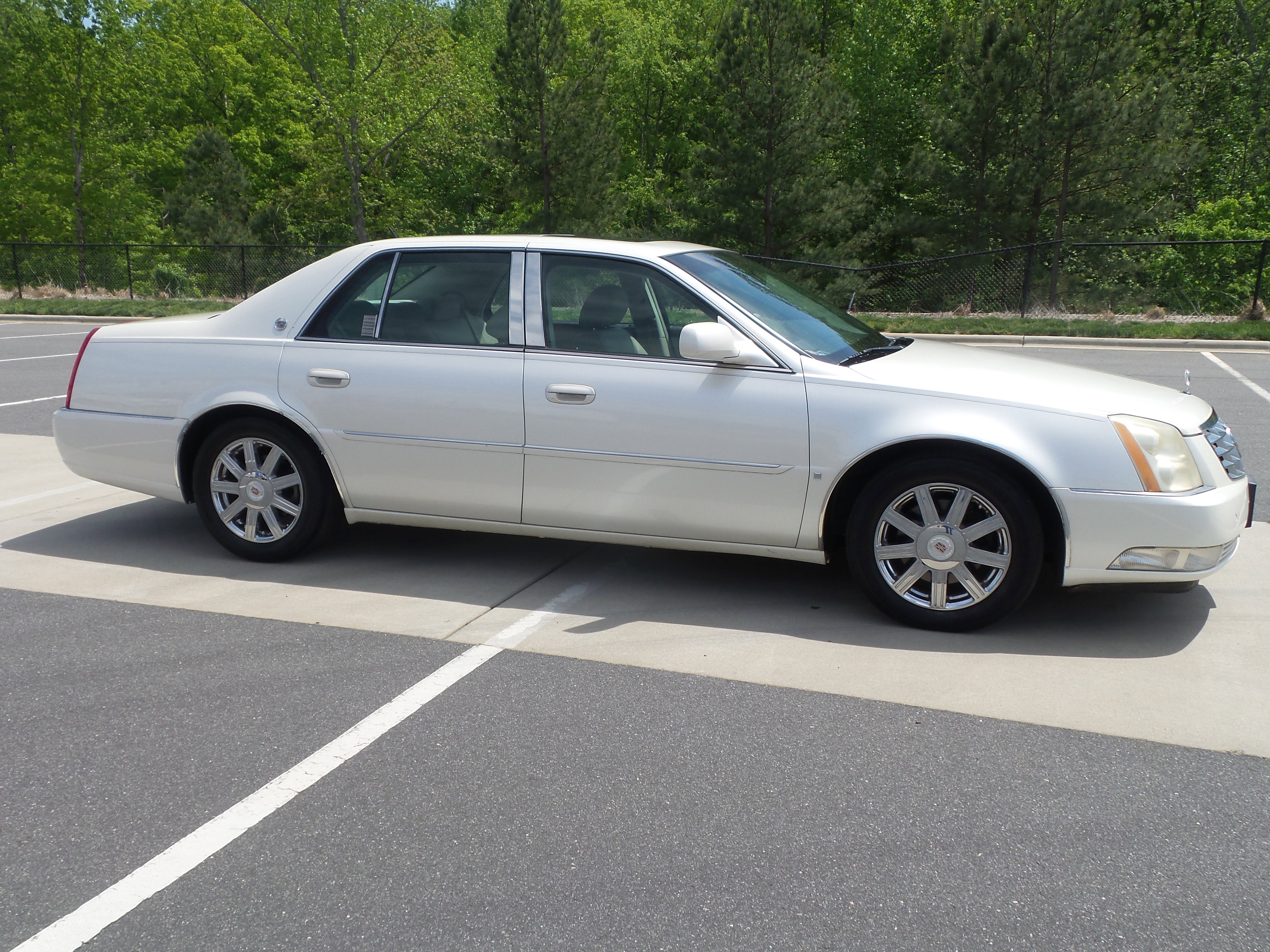 Used 2008 Cadillac DTS FWD image 35