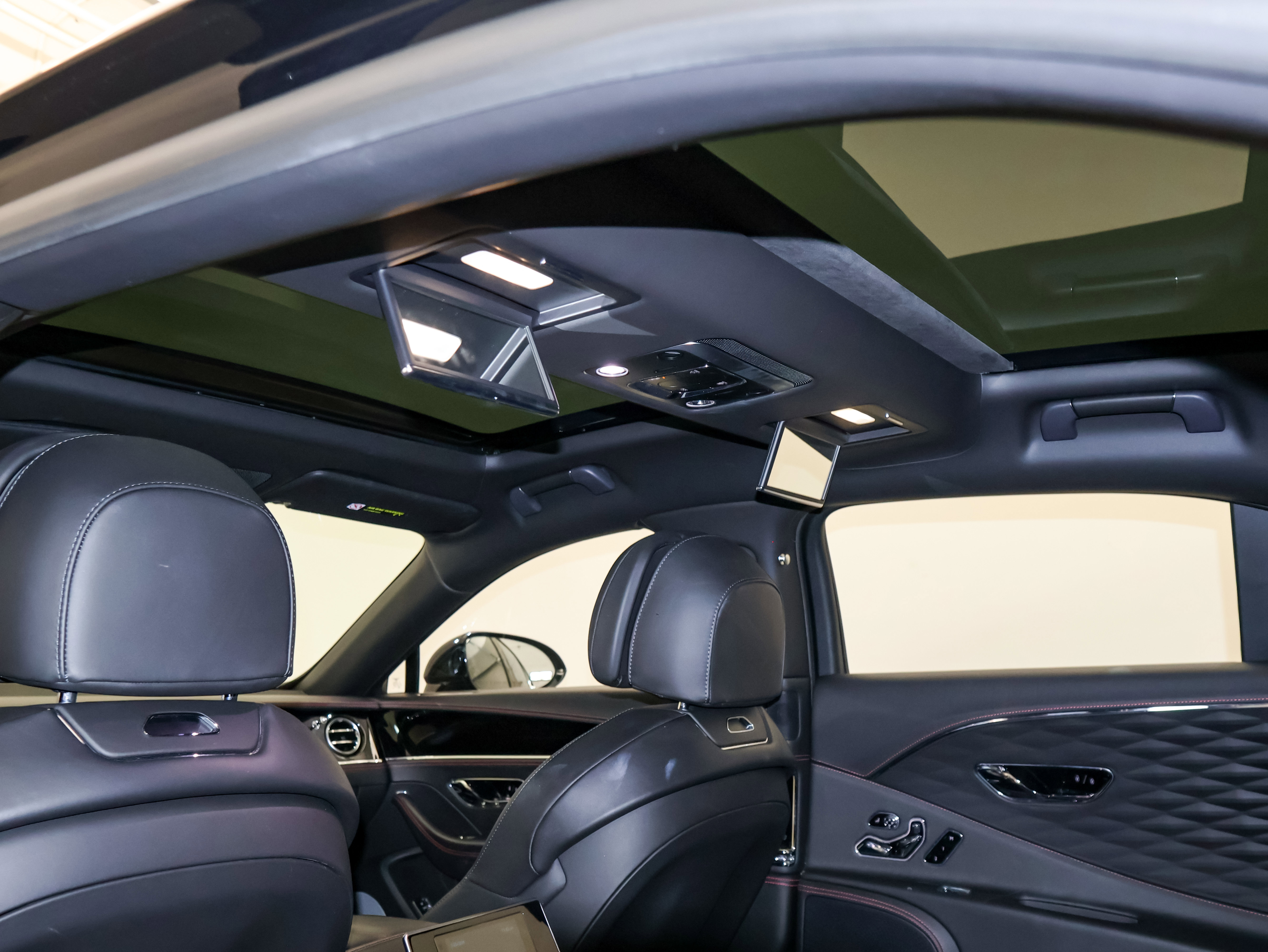 Used 2022 Bentley Flying Spur V8 image 31