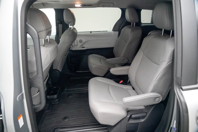 Used 2025 Toyota Sienna XLE FWD image 2