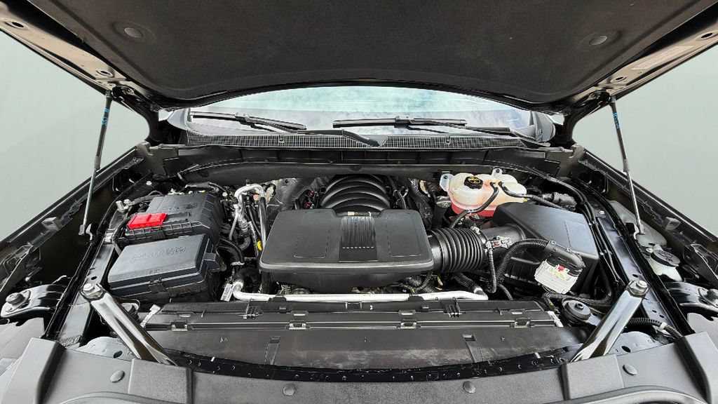 Certified 2025 Chevrolet Suburban LS RWD image 38