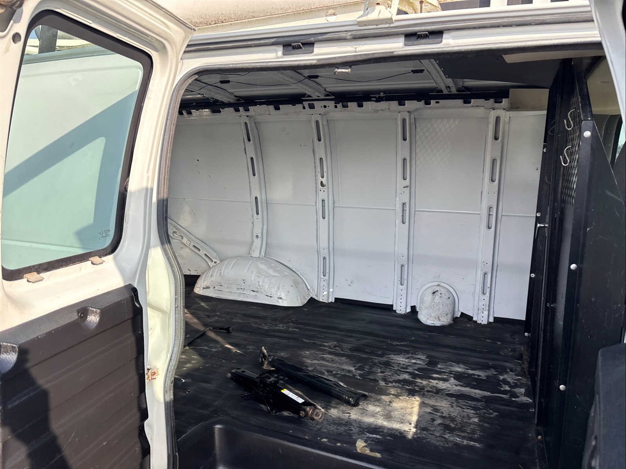 Used 2012 Chevrolet Express 2500 image 10