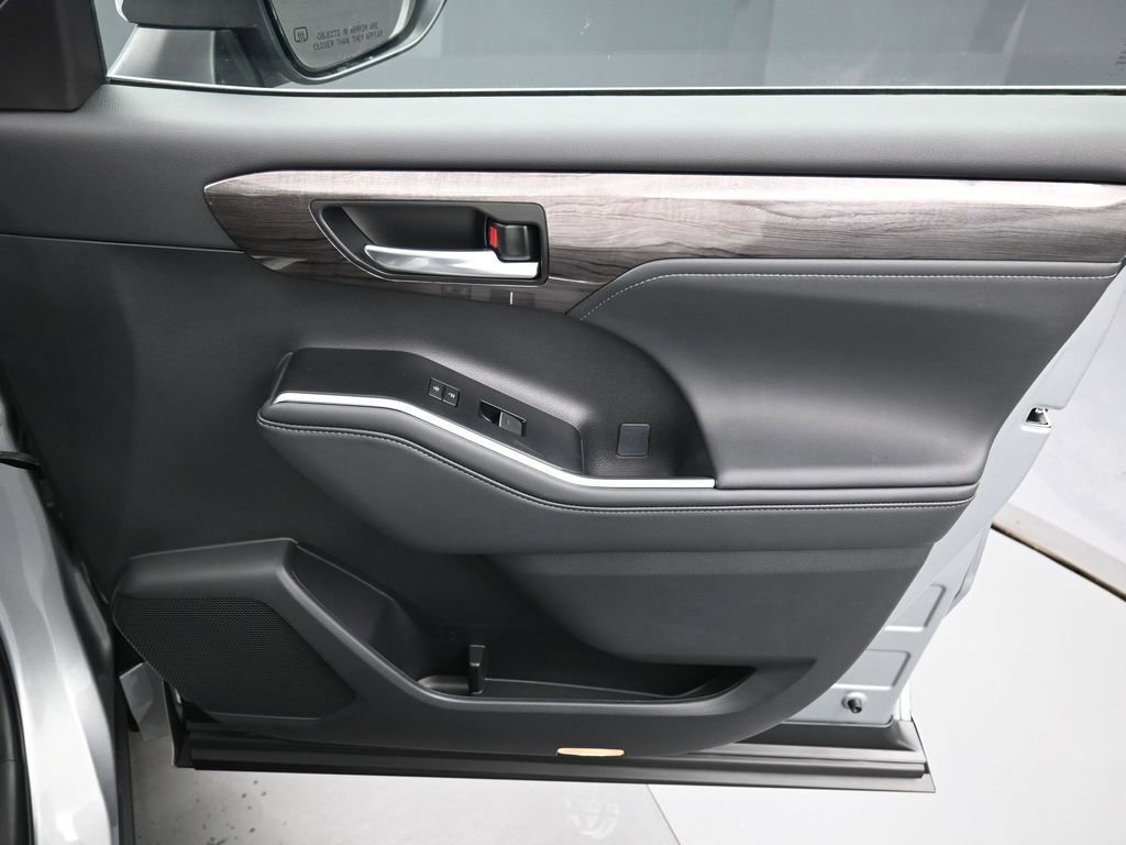 Certified 2025 Toyota Highlander Platinum image 43