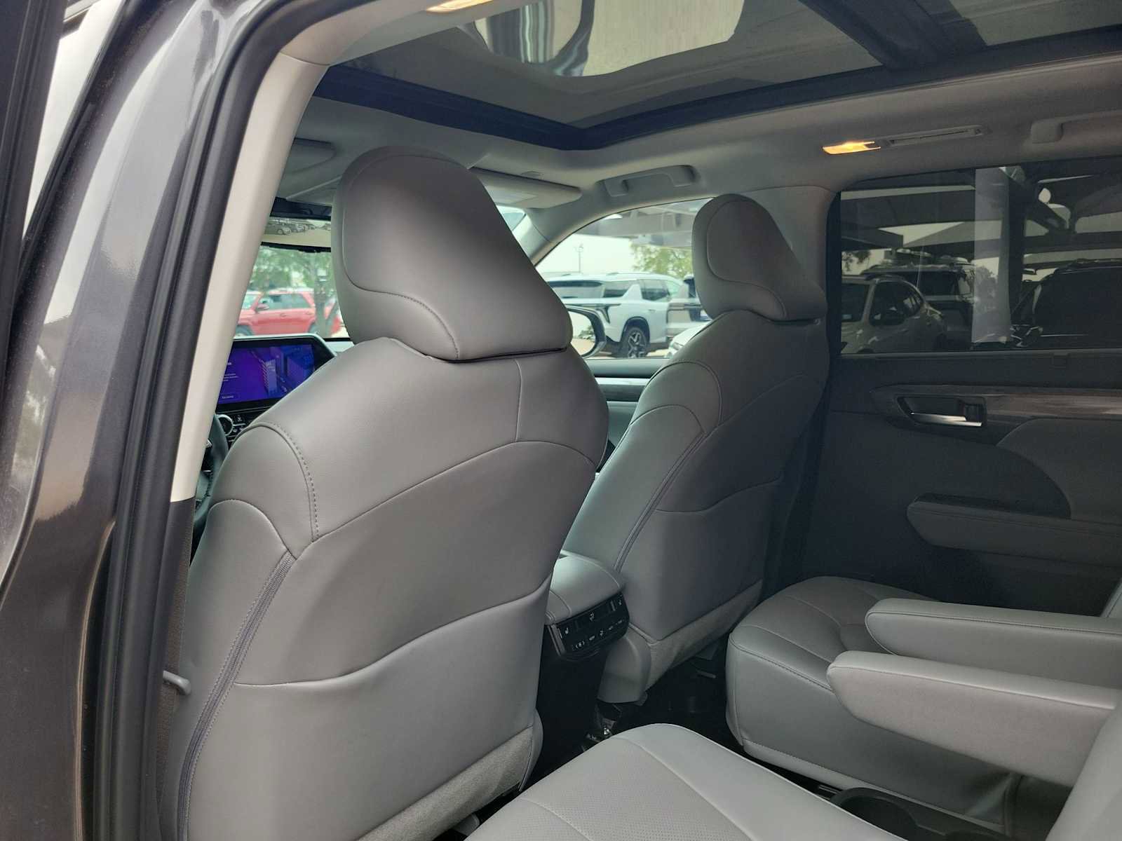 Used 2025 Toyota Highlander Platinum AWD/4WD image 16