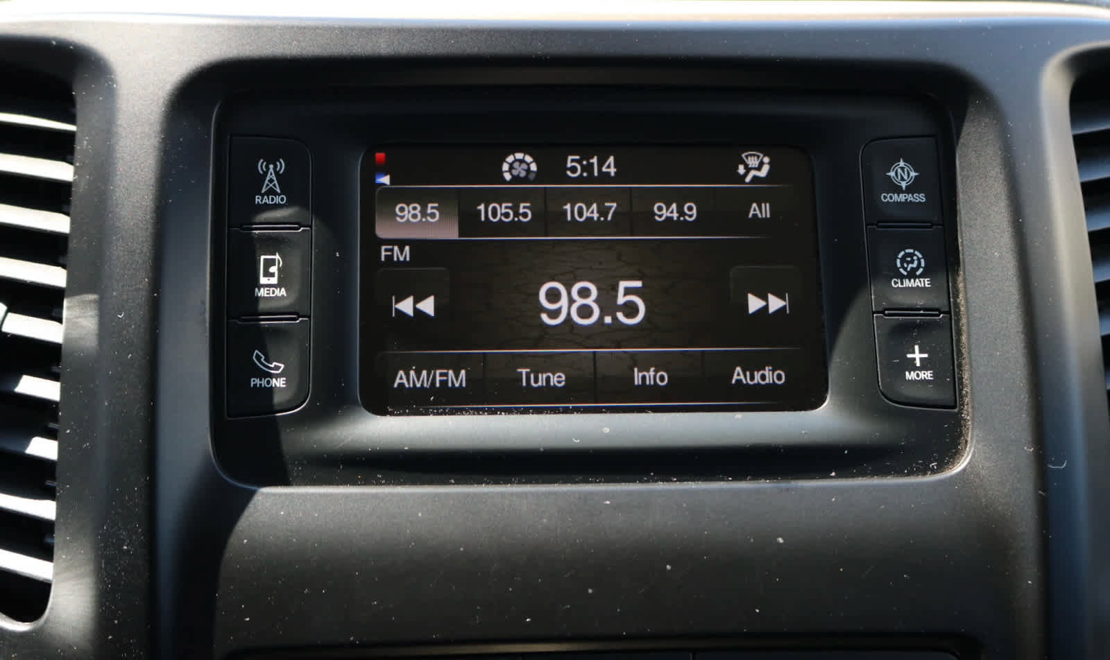 Used 2015 Jeep Cherokee Latitude AWD/4WD image 16