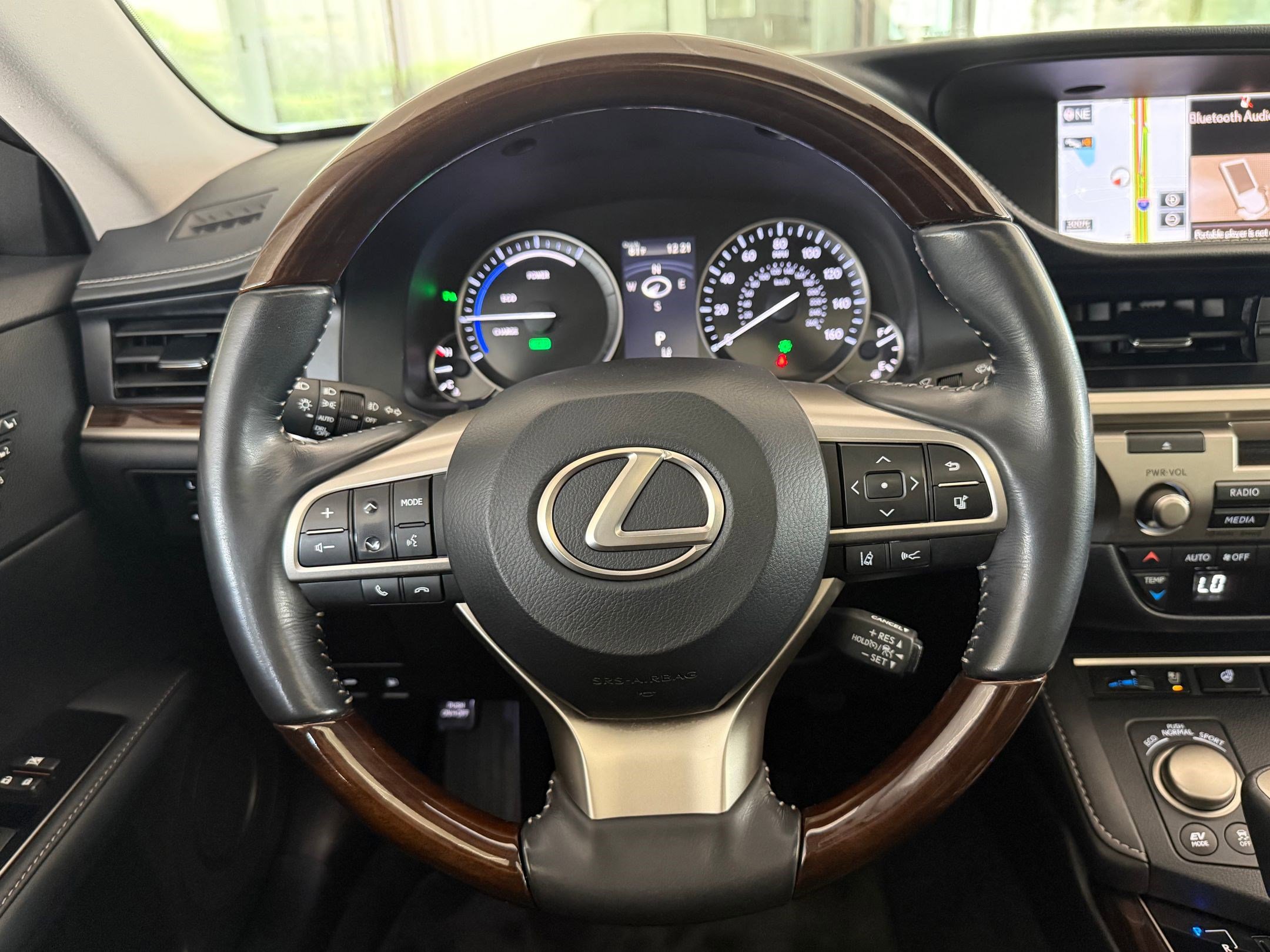 Used 2016 Lexus ES 300h w/ Luxury Package w/Wood Trim image 17