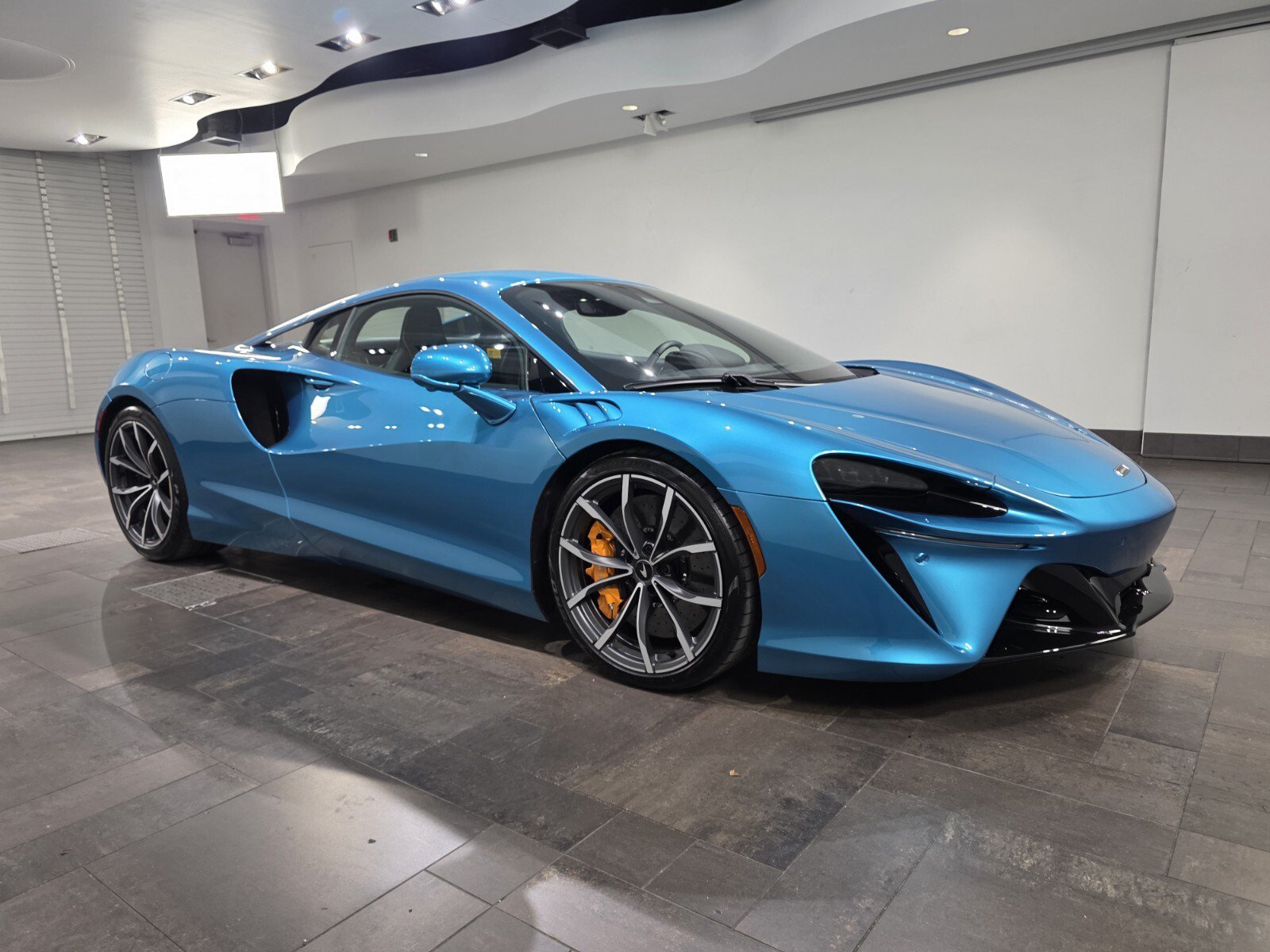 Used 2023 McLaren Artura RWD image 25