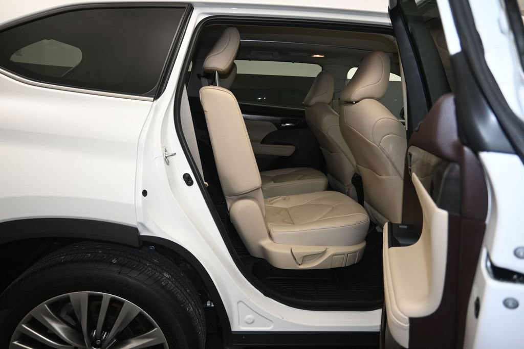 Used 2022 Toyota Highlander Platinum FWD image 28