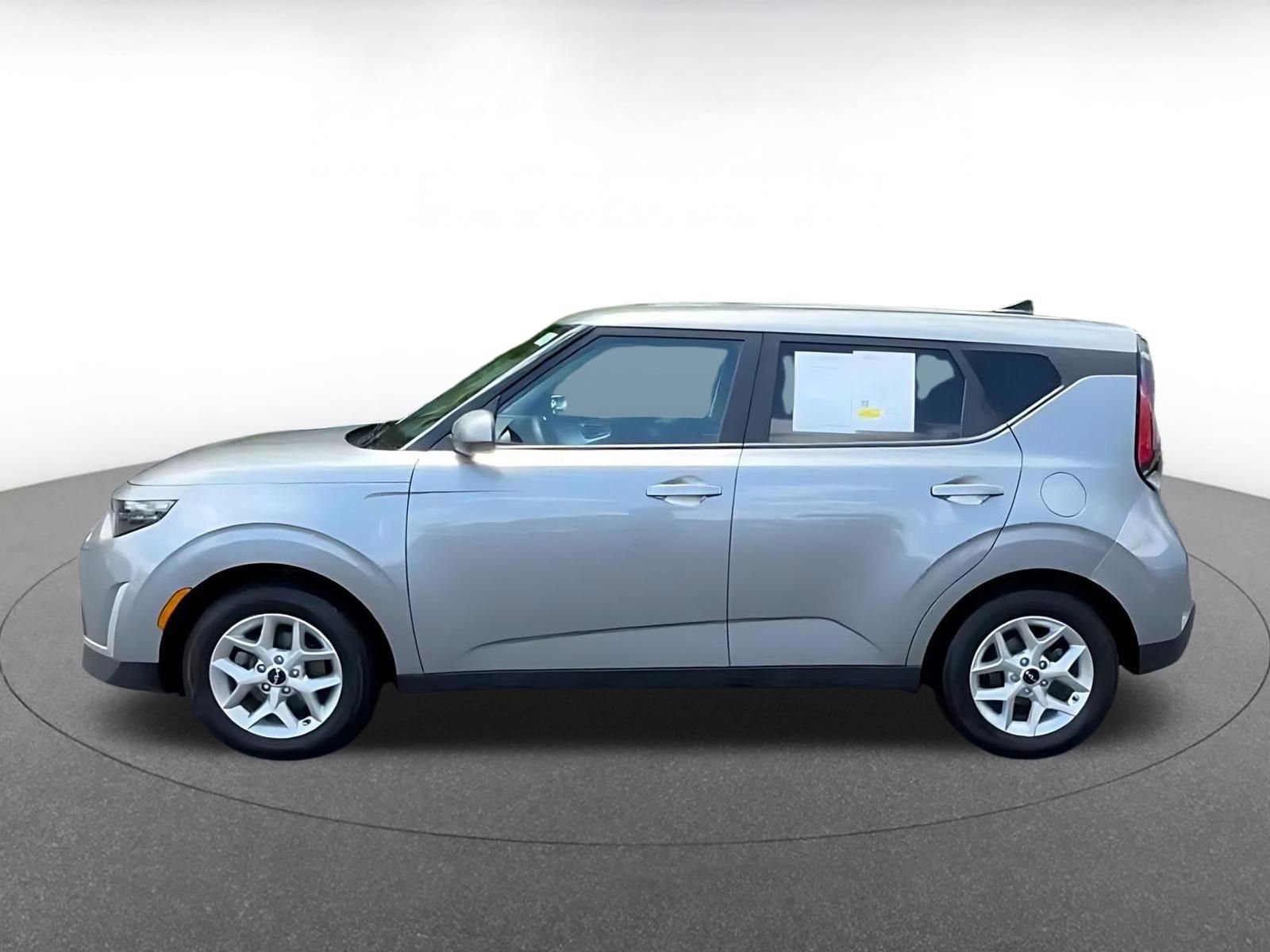 Used 2025 Kia Soul LX w/ LX Technology Package FWD image 9