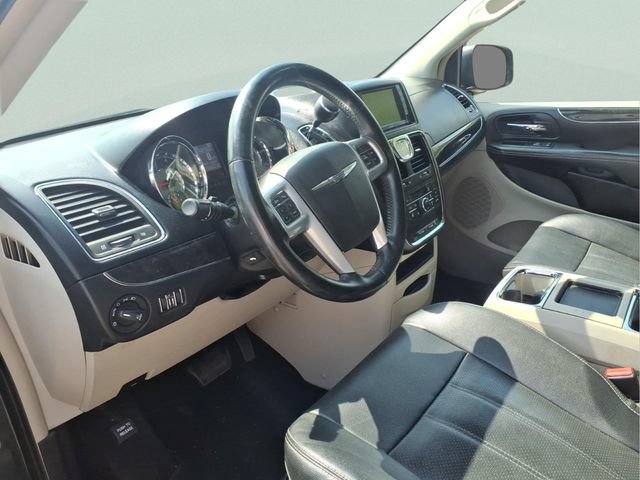 Used 2013 Chrysler Town & Country Touring-L w/ Driver Convenience Group FWD image 13