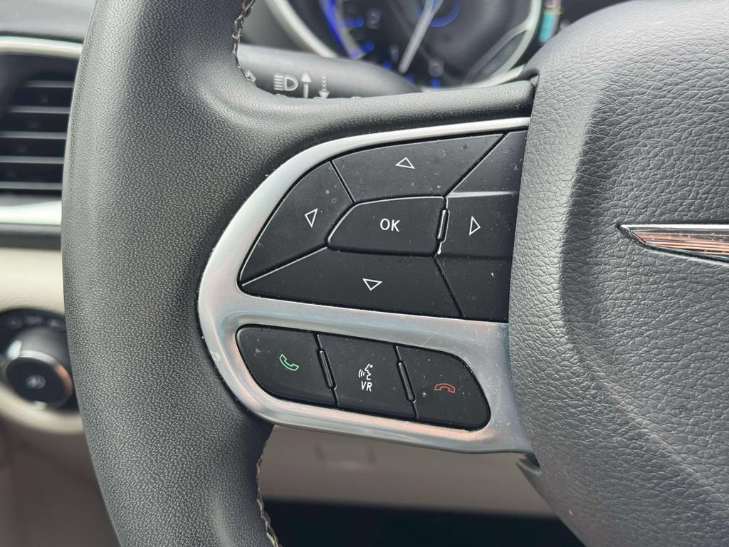 Used 2023 Chrysler Pacifica Touring-L FWD image 24
