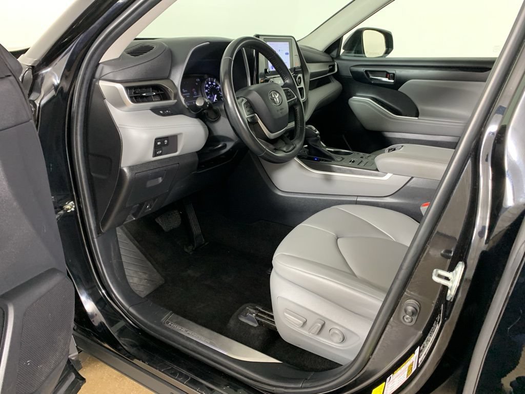 Used 2023 Toyota Highlander XLE AWD/4WD image 33