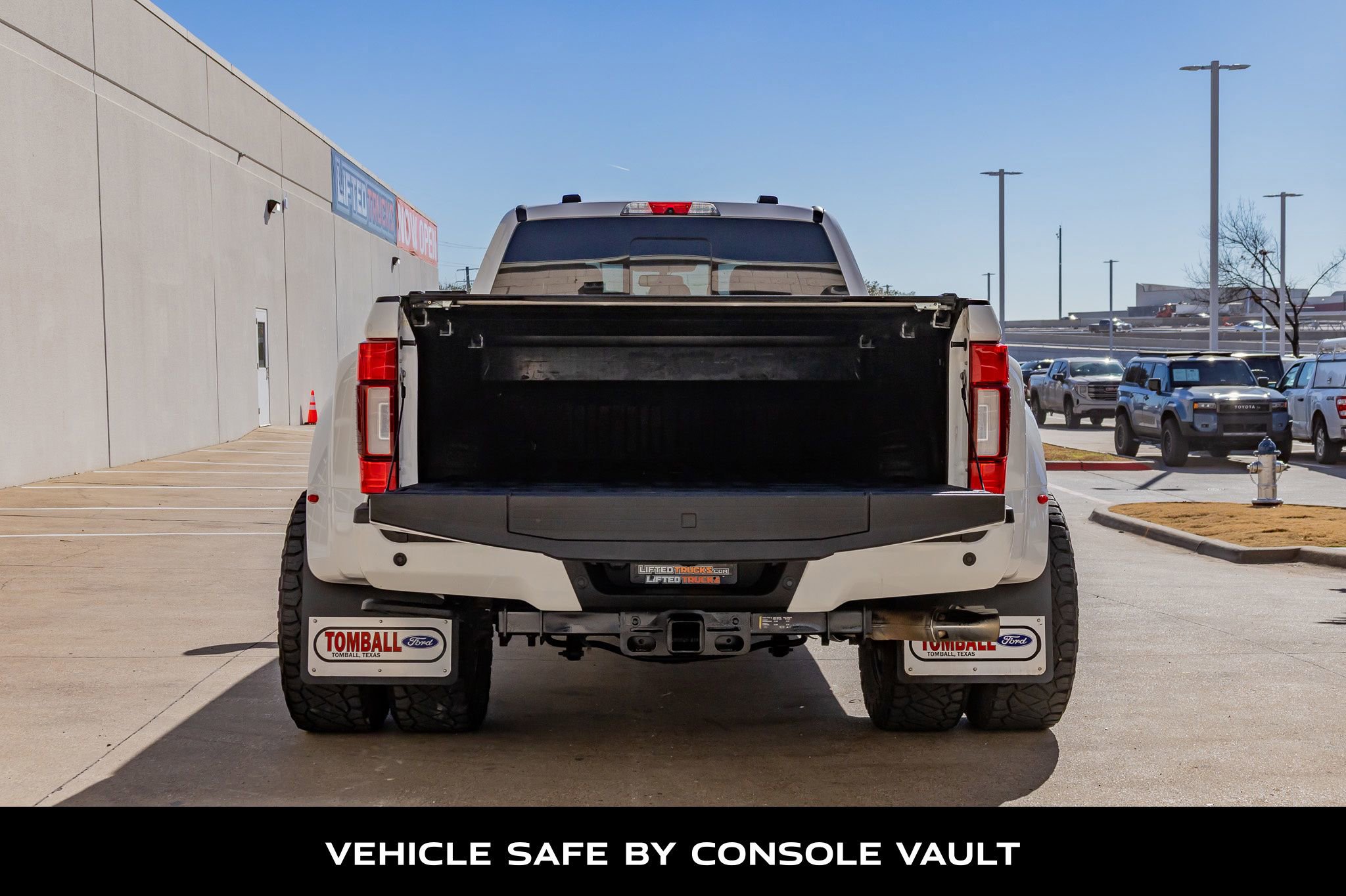 Used 2022 Ford F350 Platinum w/ FX4 Off-Road Package image 8