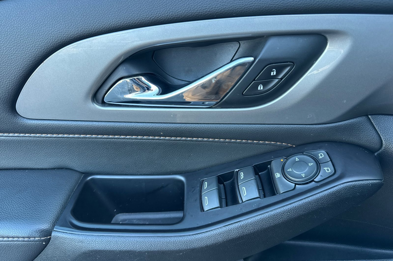 Used 2020 Chevrolet Traverse LT w/ LPO, Blackout Package image 12