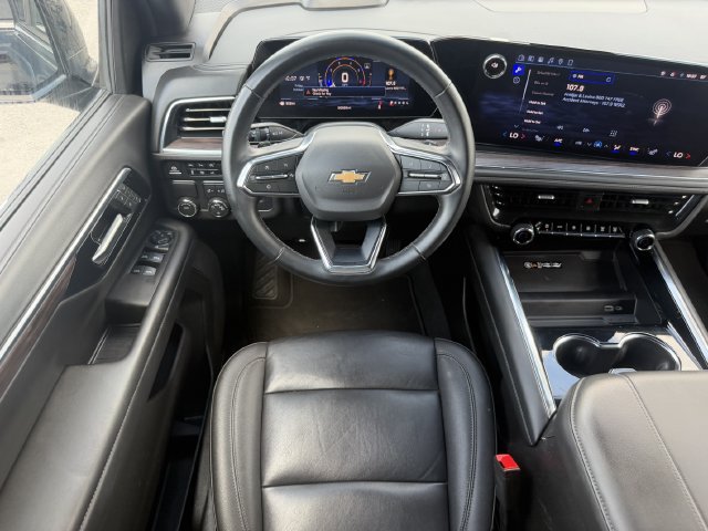 Used 2025 Chevrolet Suburban LT RWD image 16