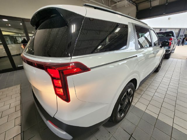 Used 2026 Kia Carnival EX FWD image 4