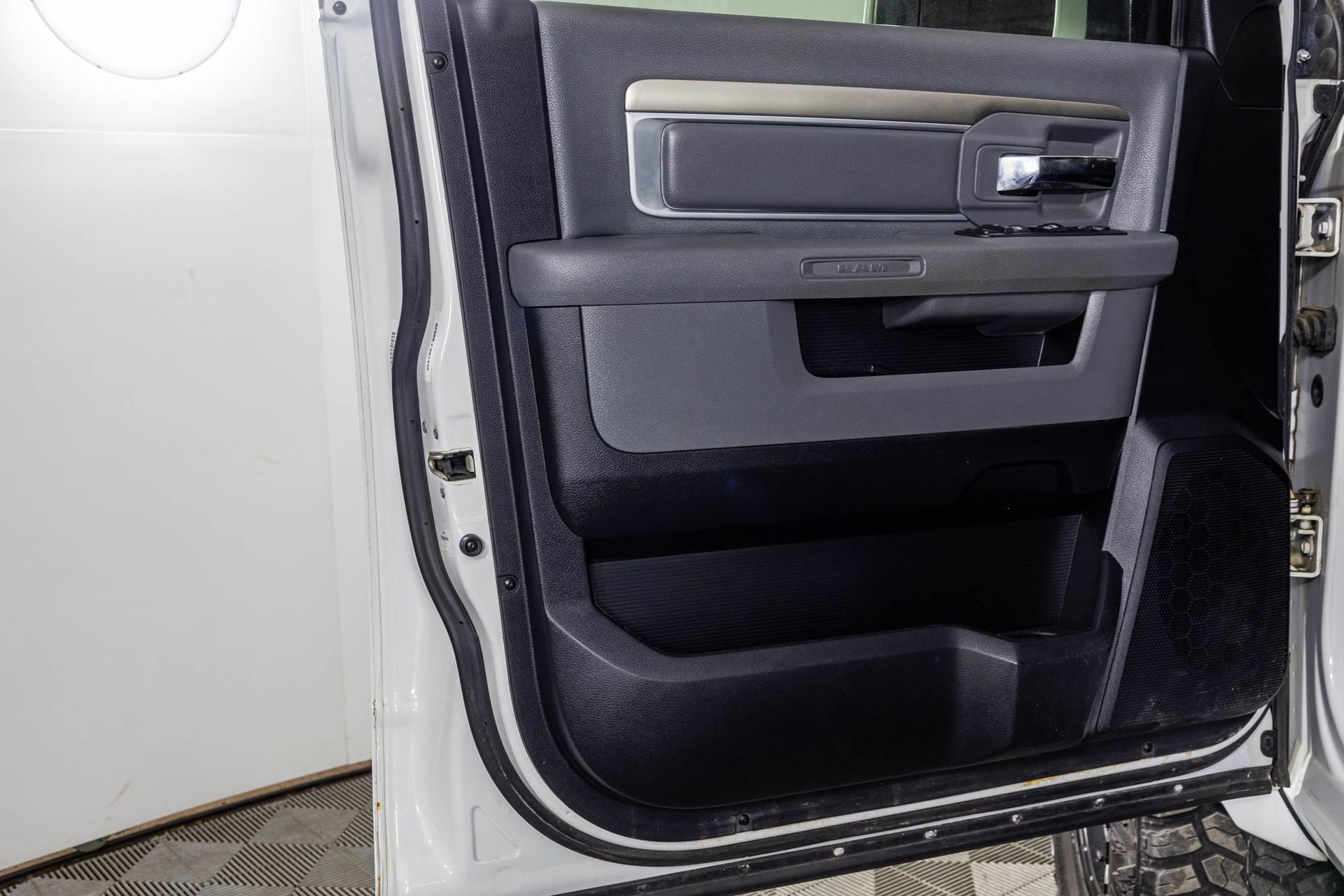 Used 2014 RAM 2500 SLT image 32