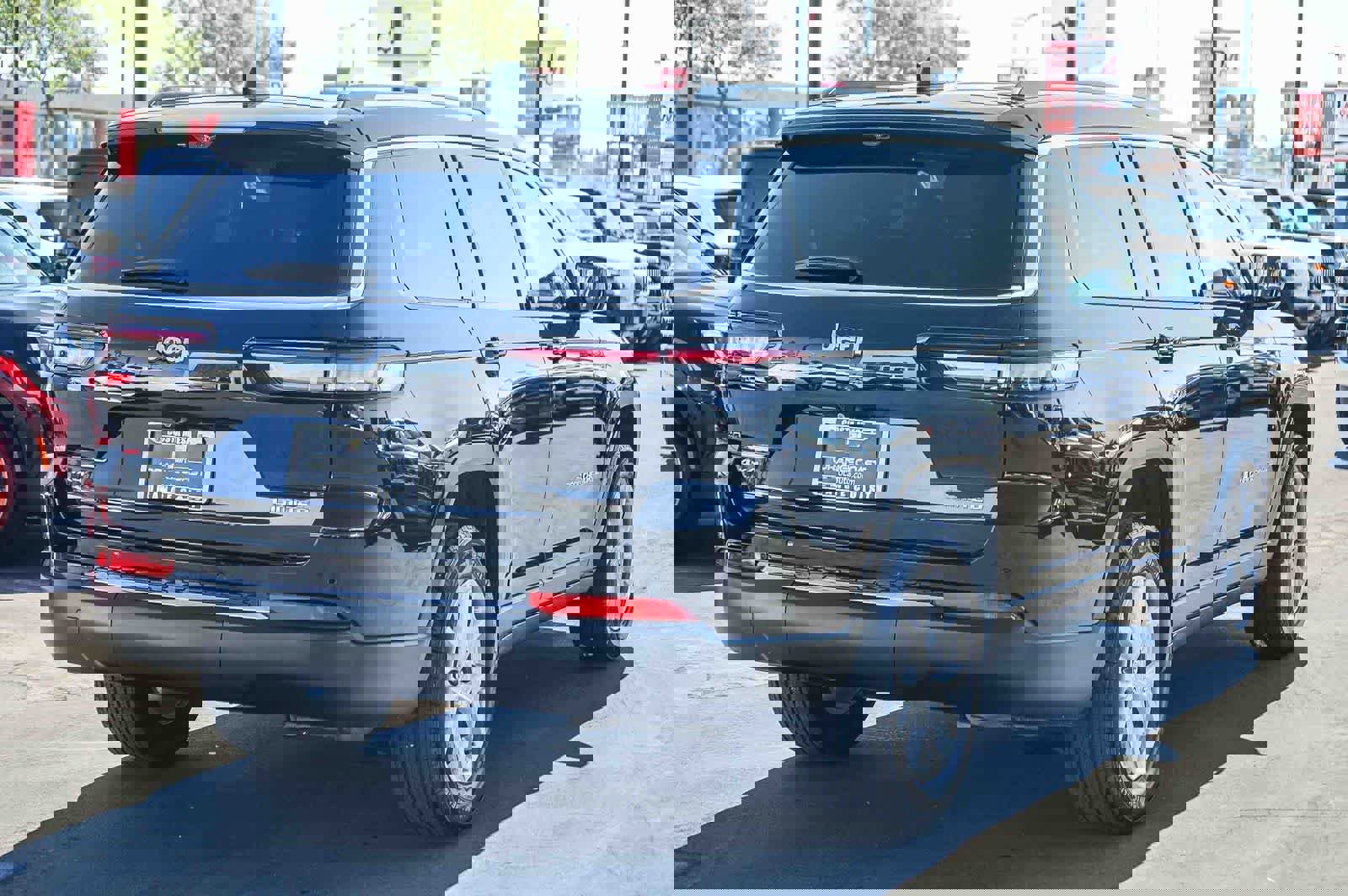 Used 2024 Jeep Grand Cherokee L Limited w/ Luxury Tech Group II image 4