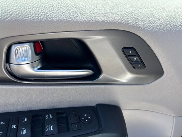 Used 2023 Chrysler Pacifica Touring-L FWD image 22