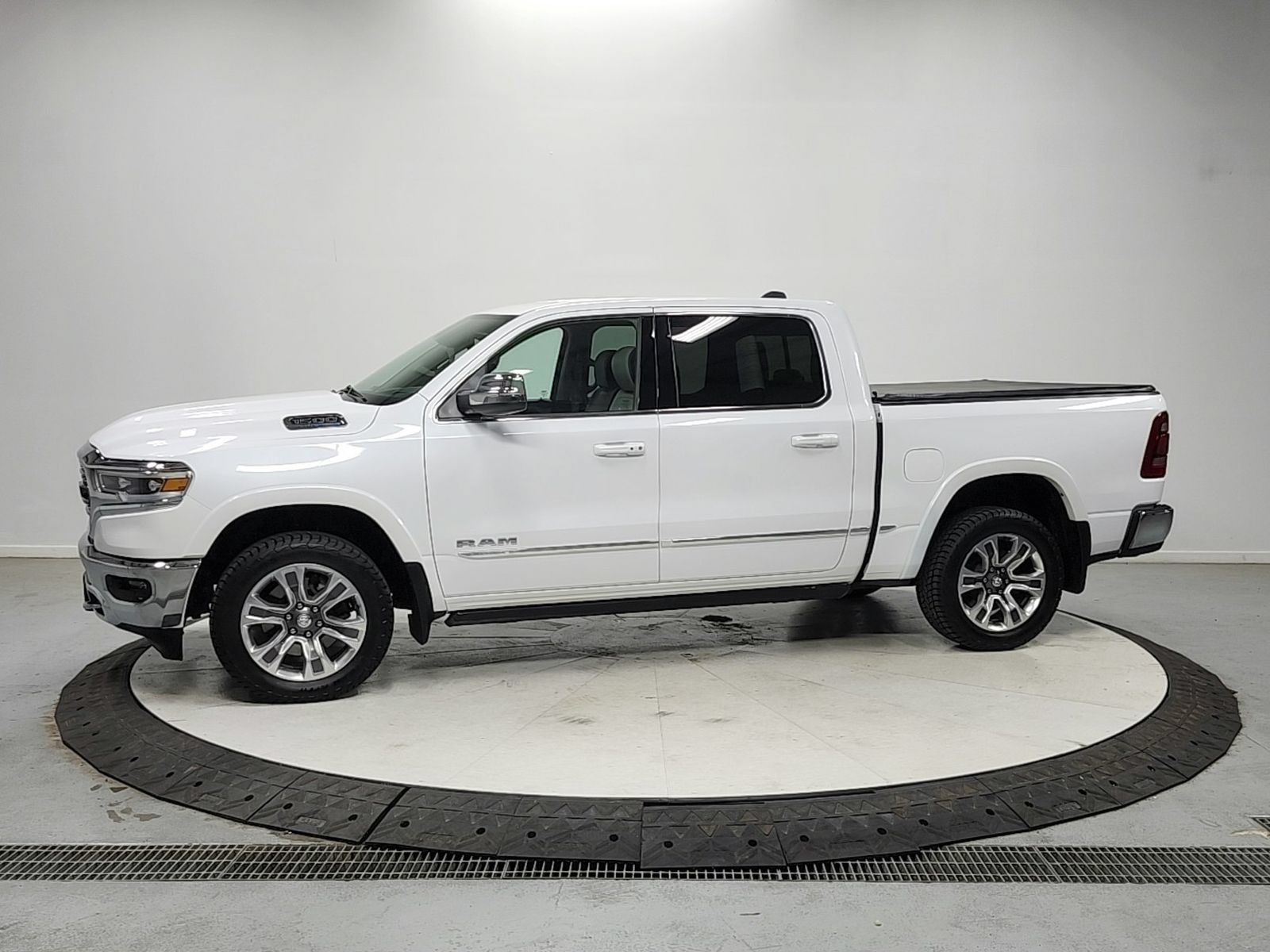 Used 2024 RAM 1500 Limited AWD/4WD image 4