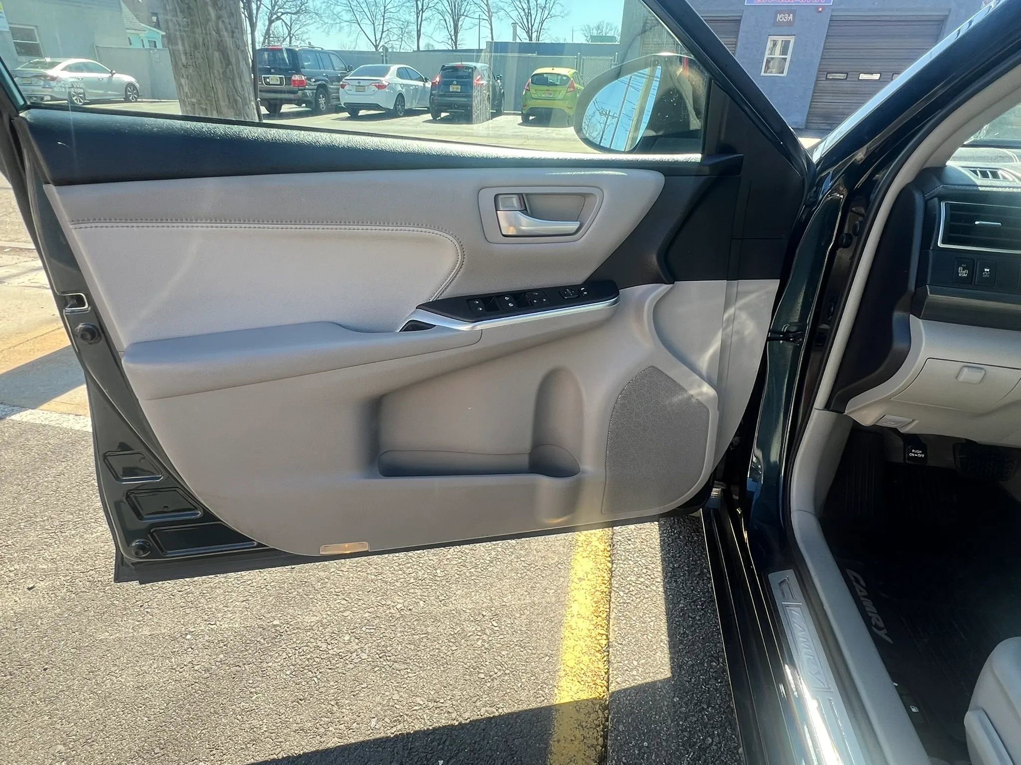 Used 2017 Toyota Camry XLE w/ Moonroof Package FWD image 21
