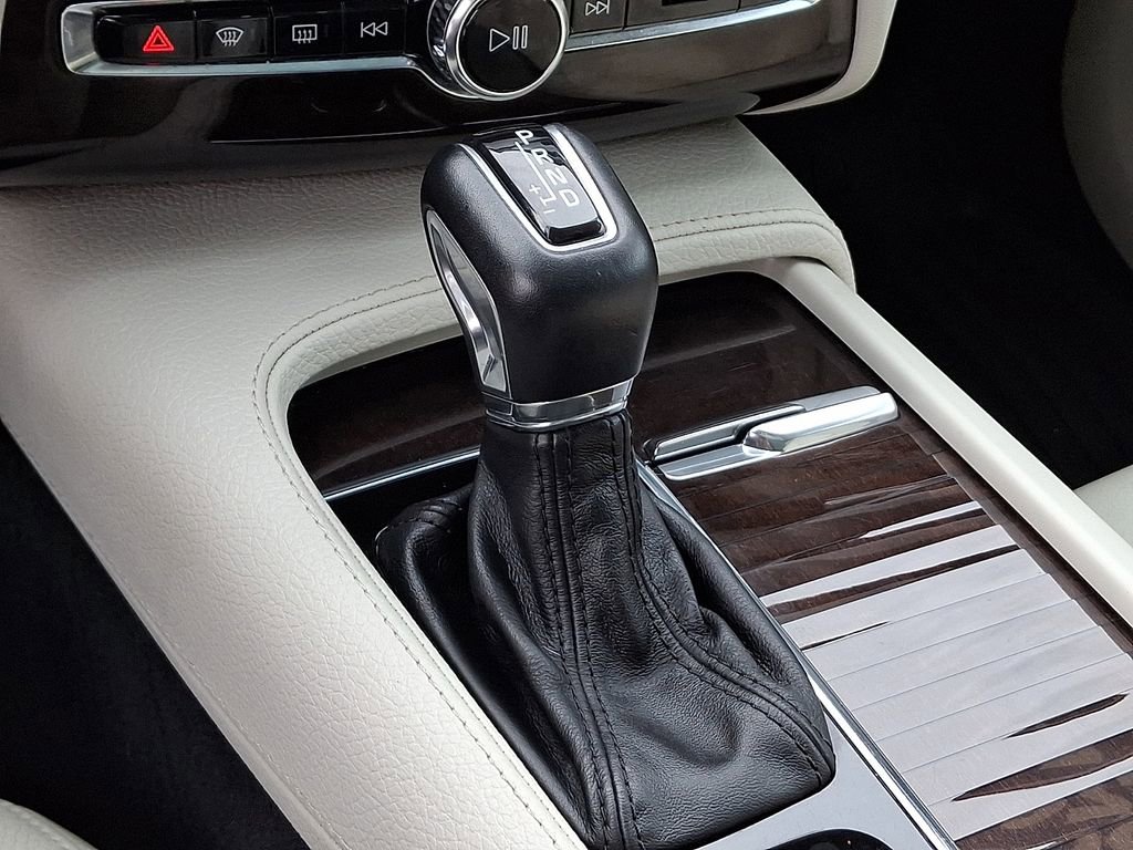 Used 2017 Volvo XC90 T6 Momentum w/ Vision Package image 17