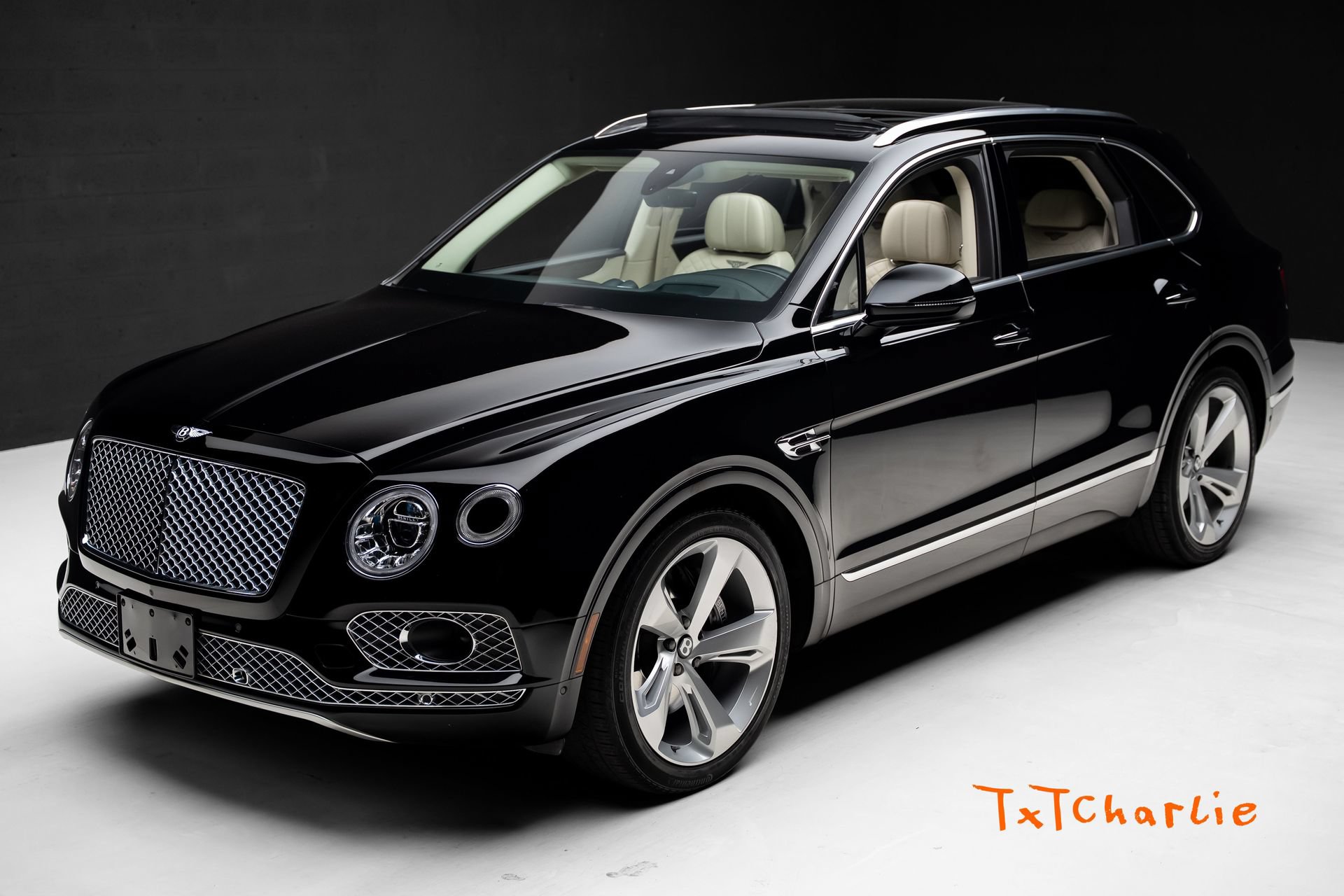 Used 2018 Bentley Bentayga AWD/4WD image 1