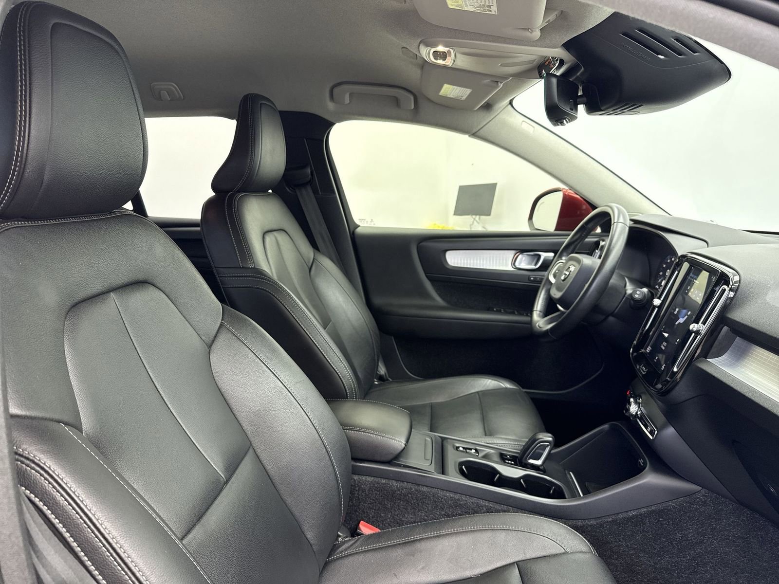 Used 2019 Volvo XC40 T5 Momentum image 32