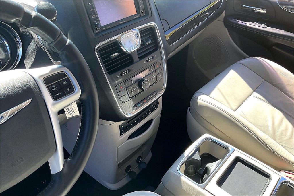 Used 2011 Chrysler Town & Country Limited FWD image 21