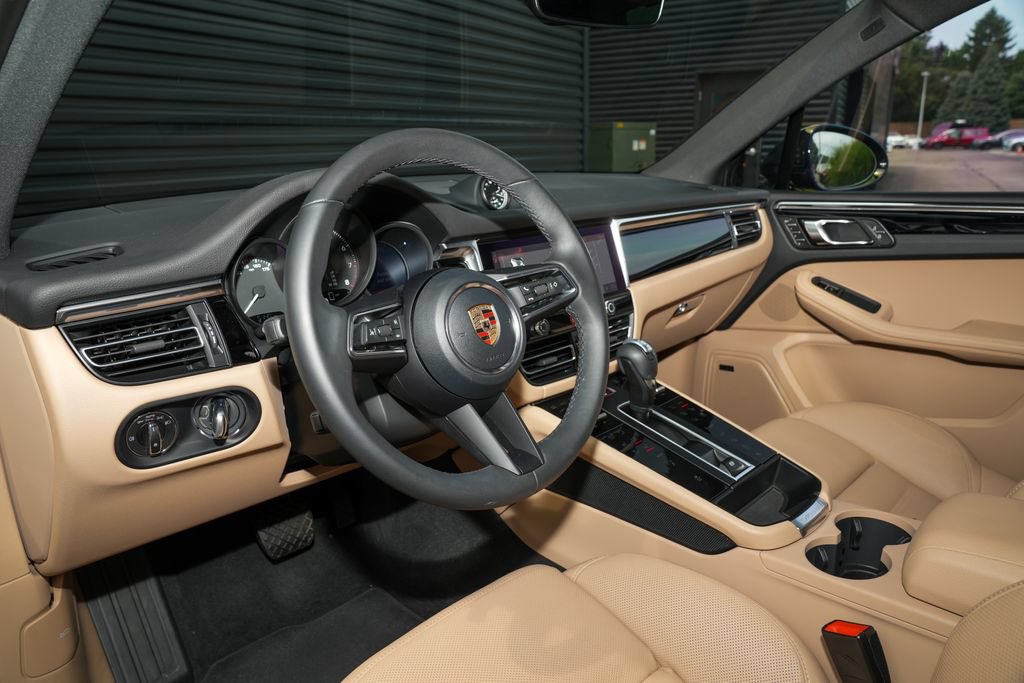 Certified 2026 Porsche Macan AWD/4WD image 4