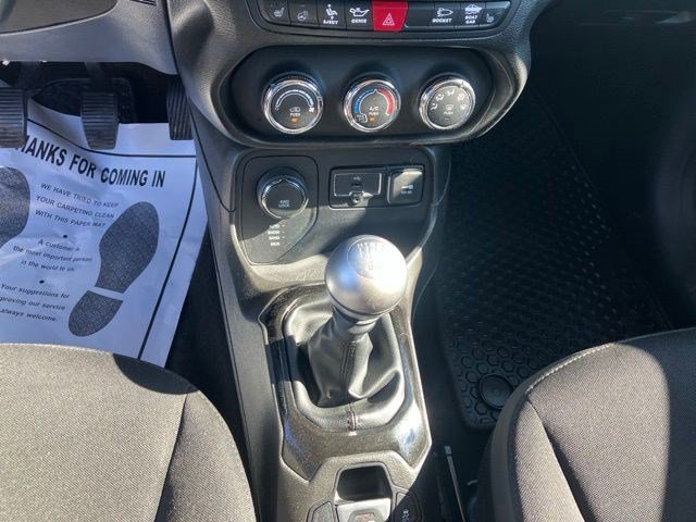 Used 2017 Jeep Renegade Altitude AWD/4WD image 17