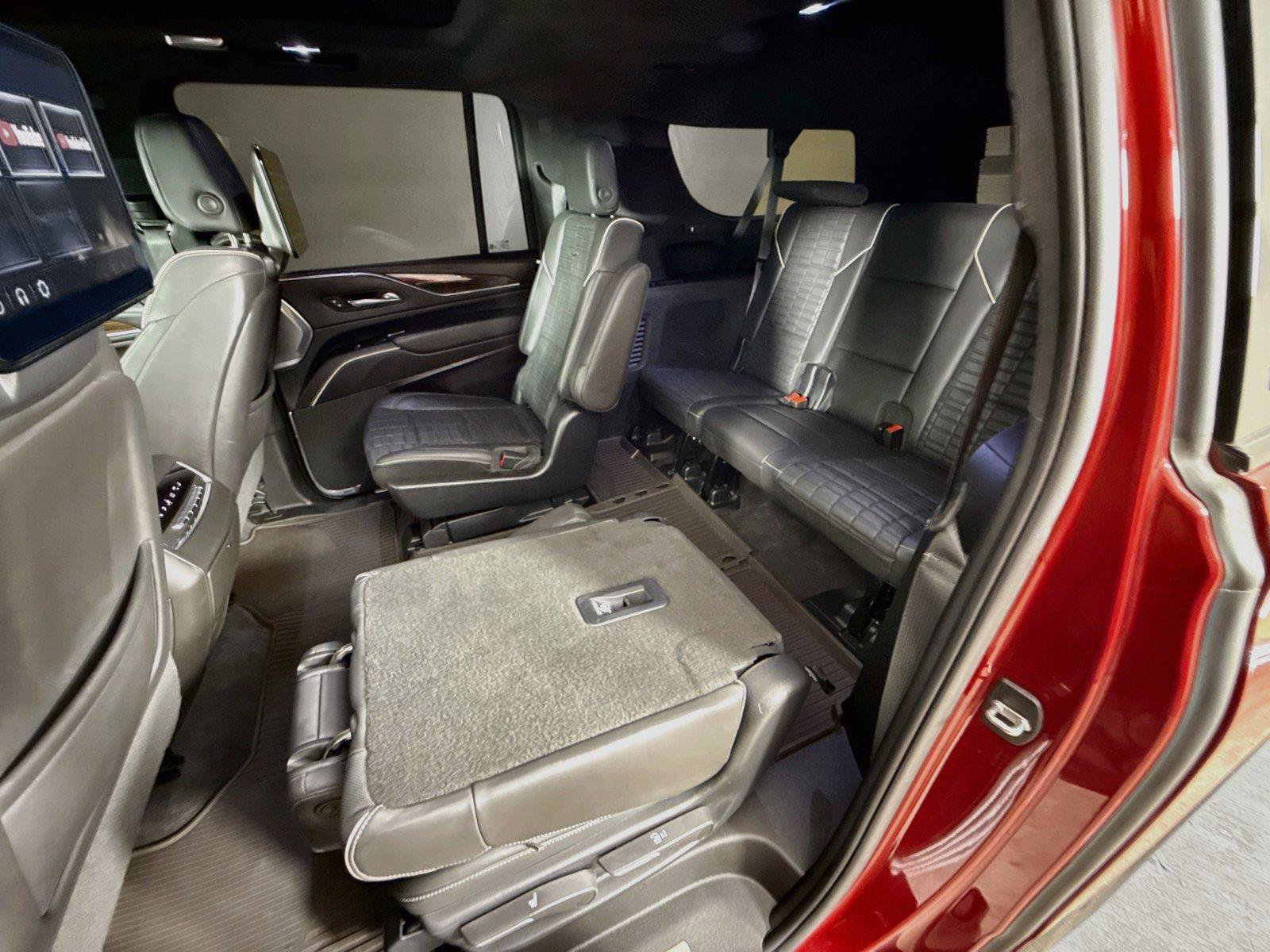 Used 2023 Cadillac Escalade ESV Sport Platinum w/ LPO, ONYX Package AWD/4WD image 31