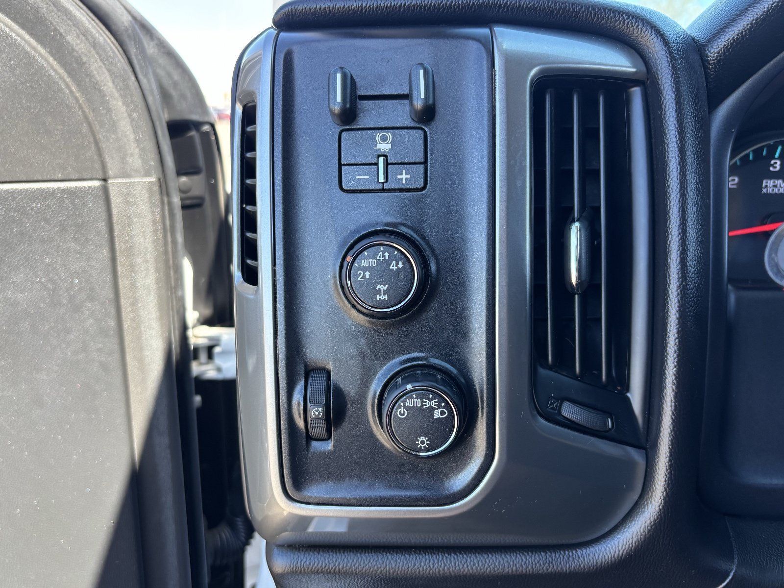 Used 2015 Chevrolet Silverado 1500 LT AWD/4WD image 34