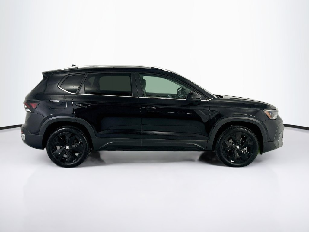 Used 2025 Volkswagen Taos SE w/ Black Wheel Package FWD image 4