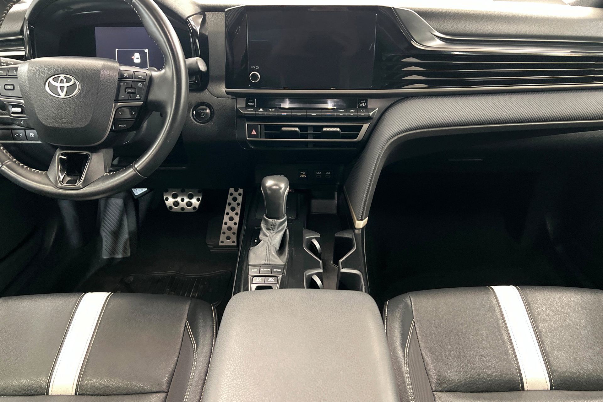 Used 2025 Toyota Camry SE FWD image 13