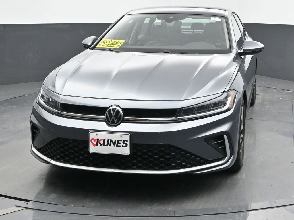 Used 2025 Volkswagen Jetta SE image 4