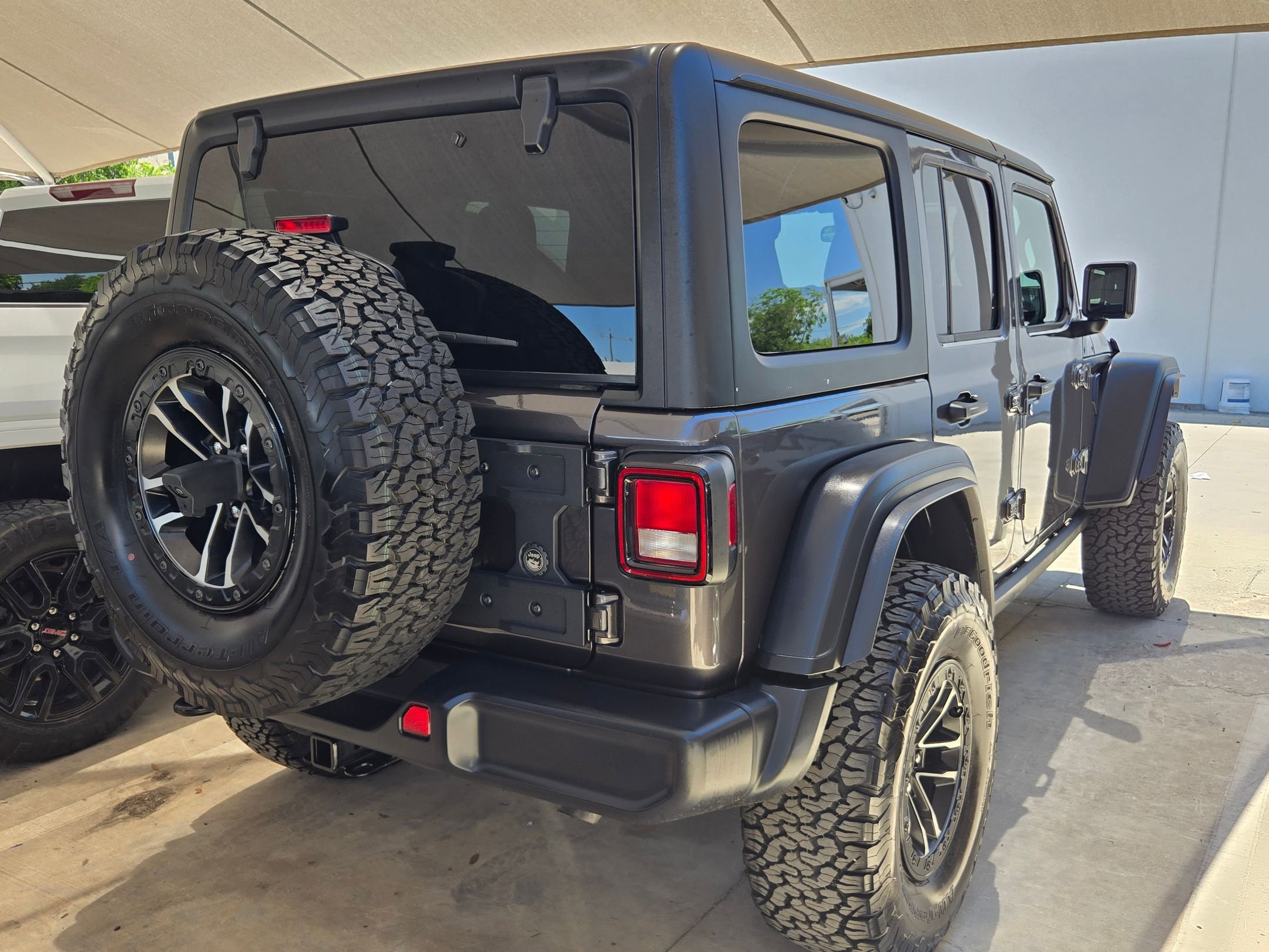 Used 2025 Jeep Wrangler Unlimited Sport AWD/4WD image 6