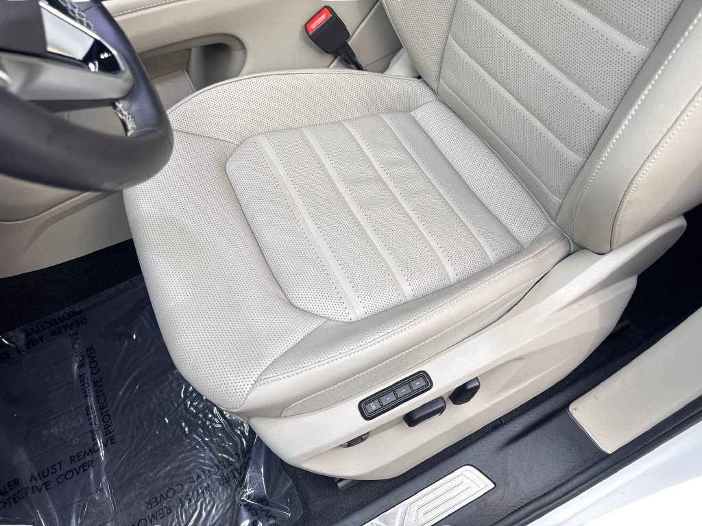 Used 2025 Volkswagen Atlas SEL AWD/4WD image 32