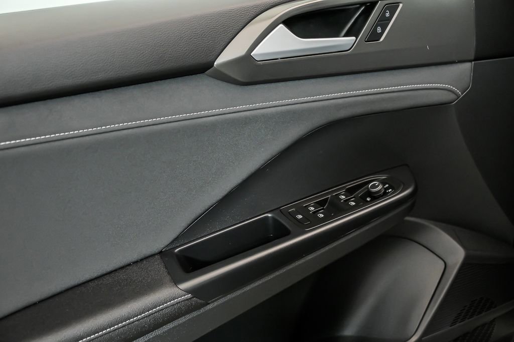 Used 2025 Volkswagen Taos SE AWD/4WD image 10