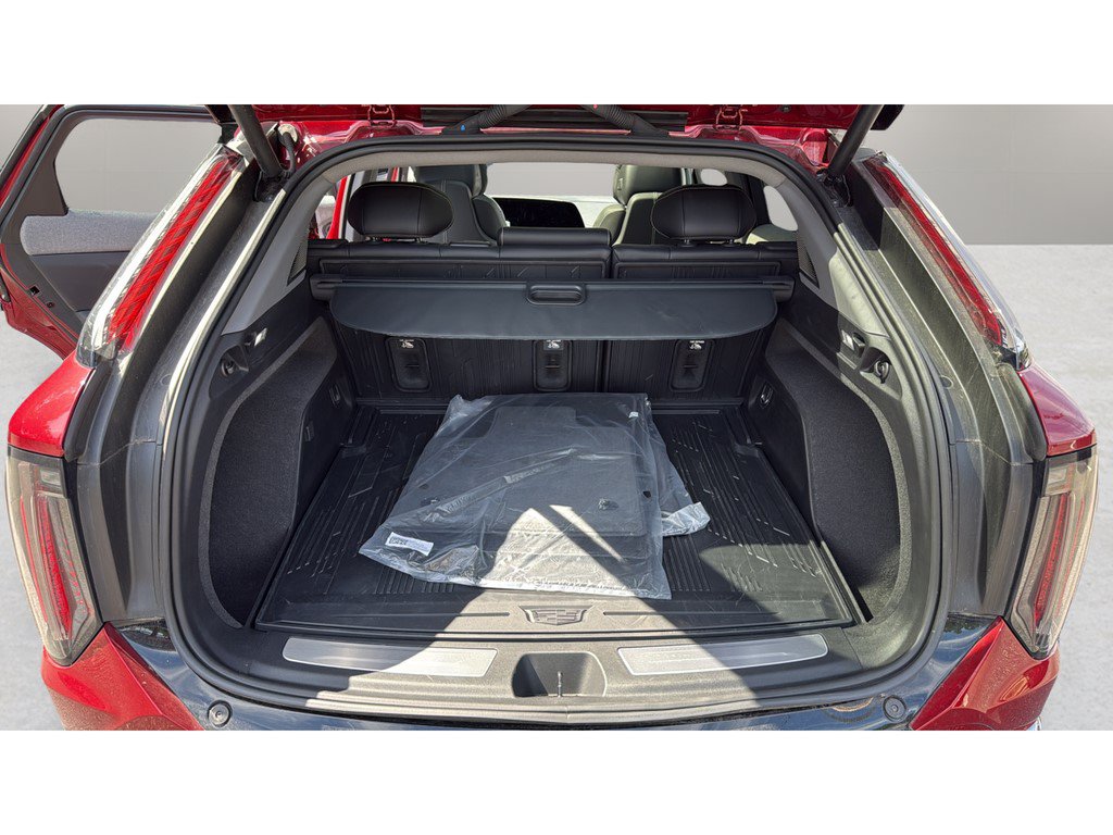 Certified 2025 Cadillac Optiq Sport 2 w/ LPO, Floor Liner Package AWD/4WD image 28