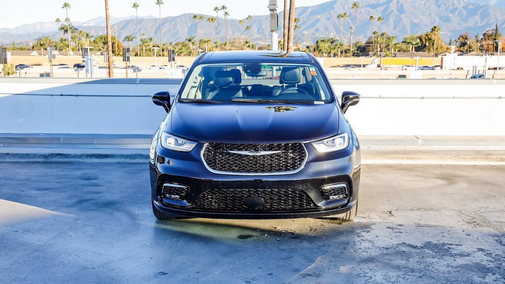 Certified 2024 Chrysler Pacifica Touring-L image 3