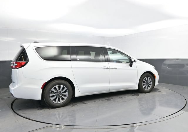 Used 2023 Chrysler Pacifica Touring-L FWD image 2